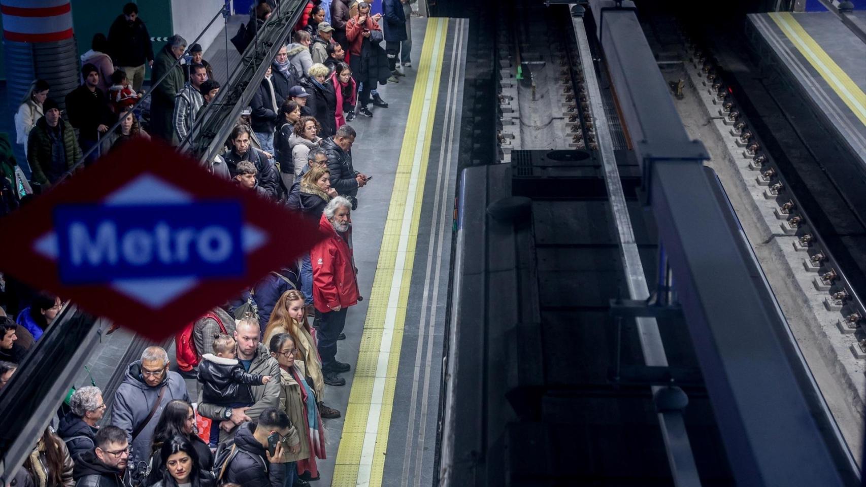 La rotura de una tubería corta la M-14 y la Línea 8 de Metro que conecta las terminales del aeropuerto de Barajas-Madrid
