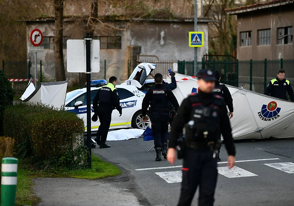 Un fallo en la comunicación entre juez, forense y policías dejó seis horas un cadáver en la calle en San Sebastián