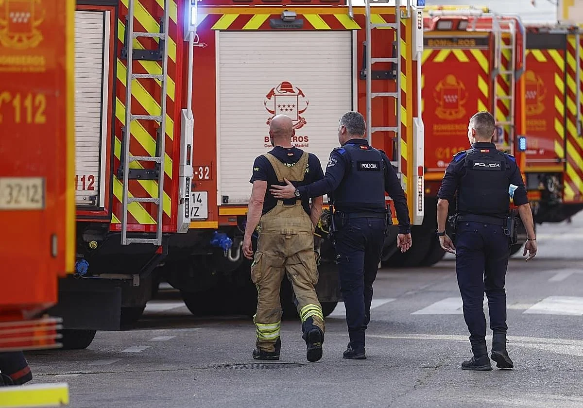 Los bomberos rescatan a una veintena de atrapados de un túnel de Madrid tras la rotura de una tubería