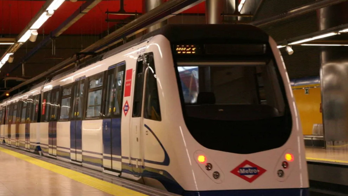 Metro de Madrid corta la línea 8 por una tubería rota y bloquea el acceso al aeropuerto