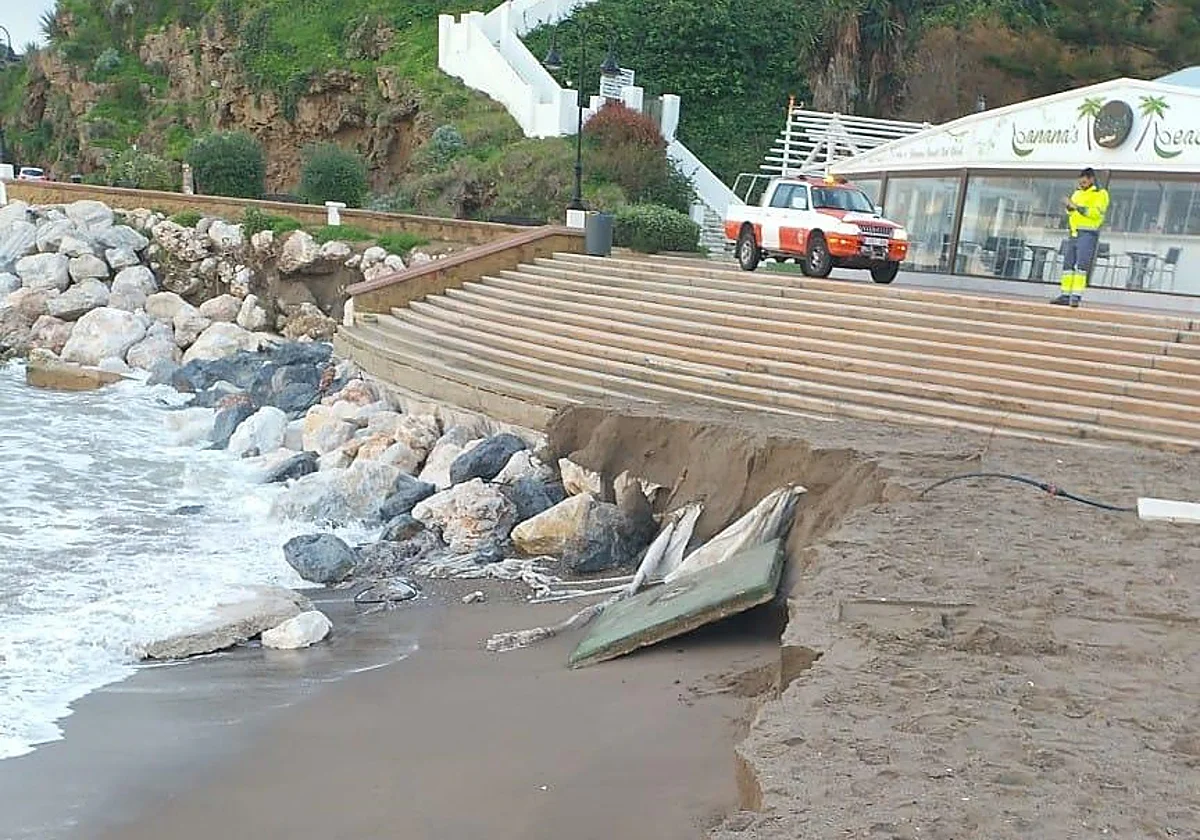 Árboles, farolas caídas y destrozos en la costa por el temporal en Torremolinos