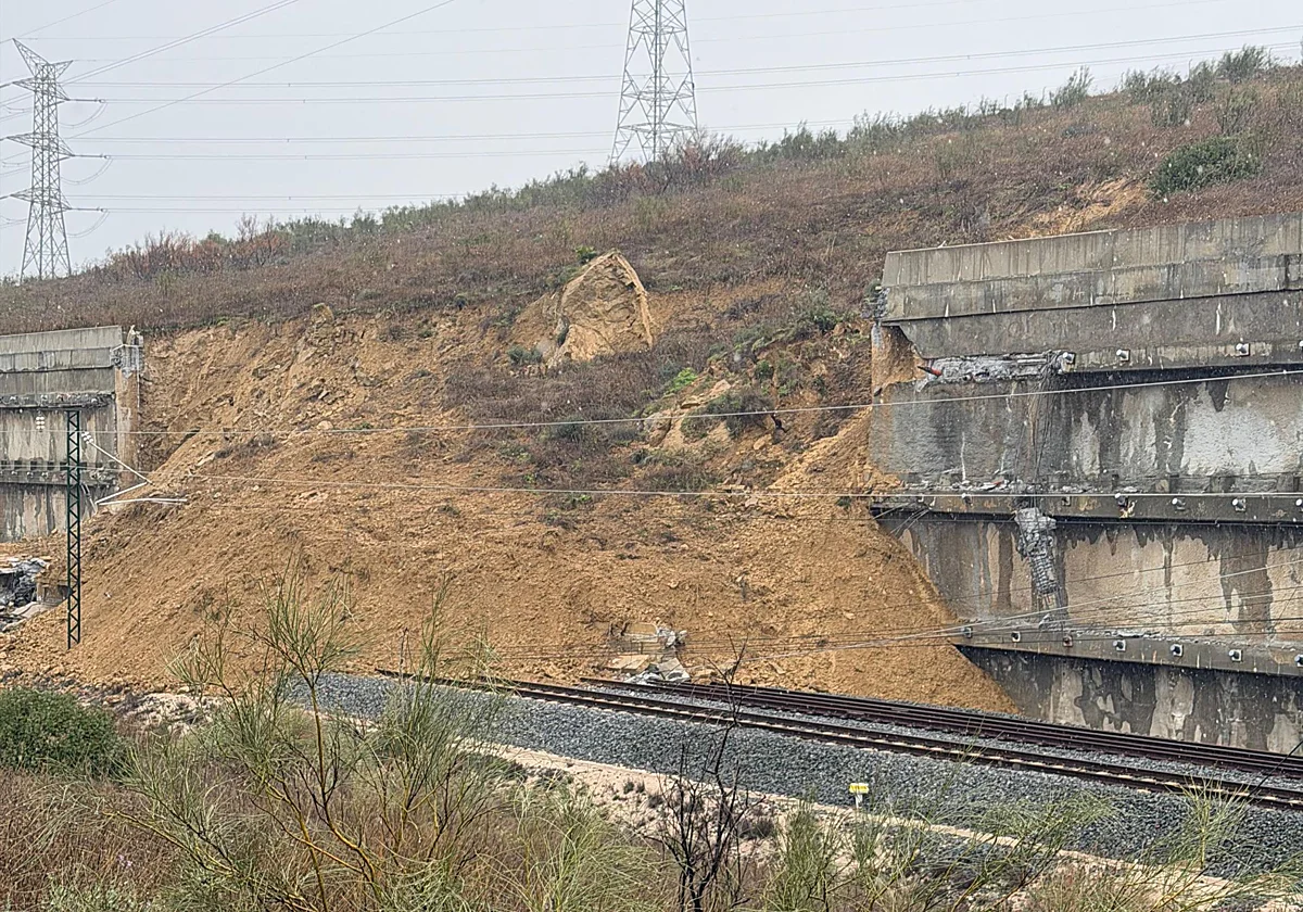 Suma y sigue en la alta velocidad: el derrumbe de un talud en Málaga retrasa más la vuelta de los trenes