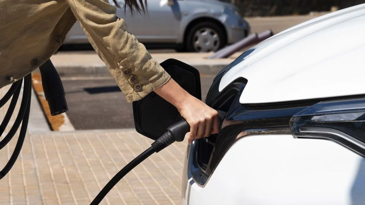 El Gobierno duplica las ayudas iniciales para coches eléctricos y despeja la lista de espera del MOVES III