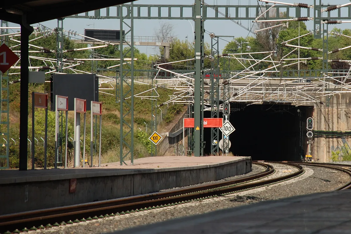 Reabre el túnel de Rubí, clave para el ferrocarril internacional de mercancías