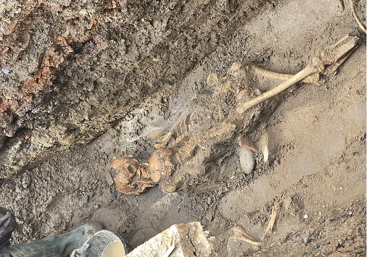 Encuentran restos humanos de época árabe en las obras de un aparcamiento en Estepona