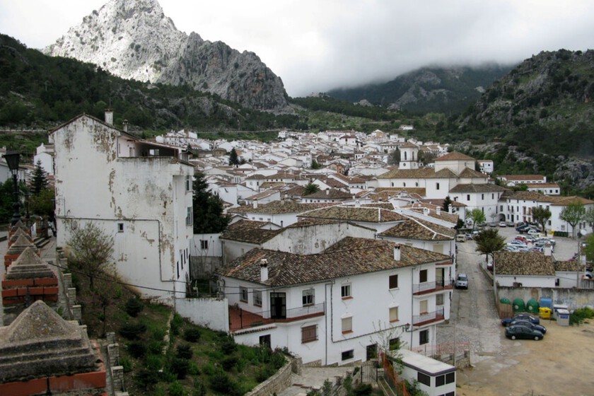 Evacuación total en Grazalema: sus 1.500 vecinos obligados a abandonar el pueblo ante la llegada de nuevas lluvias