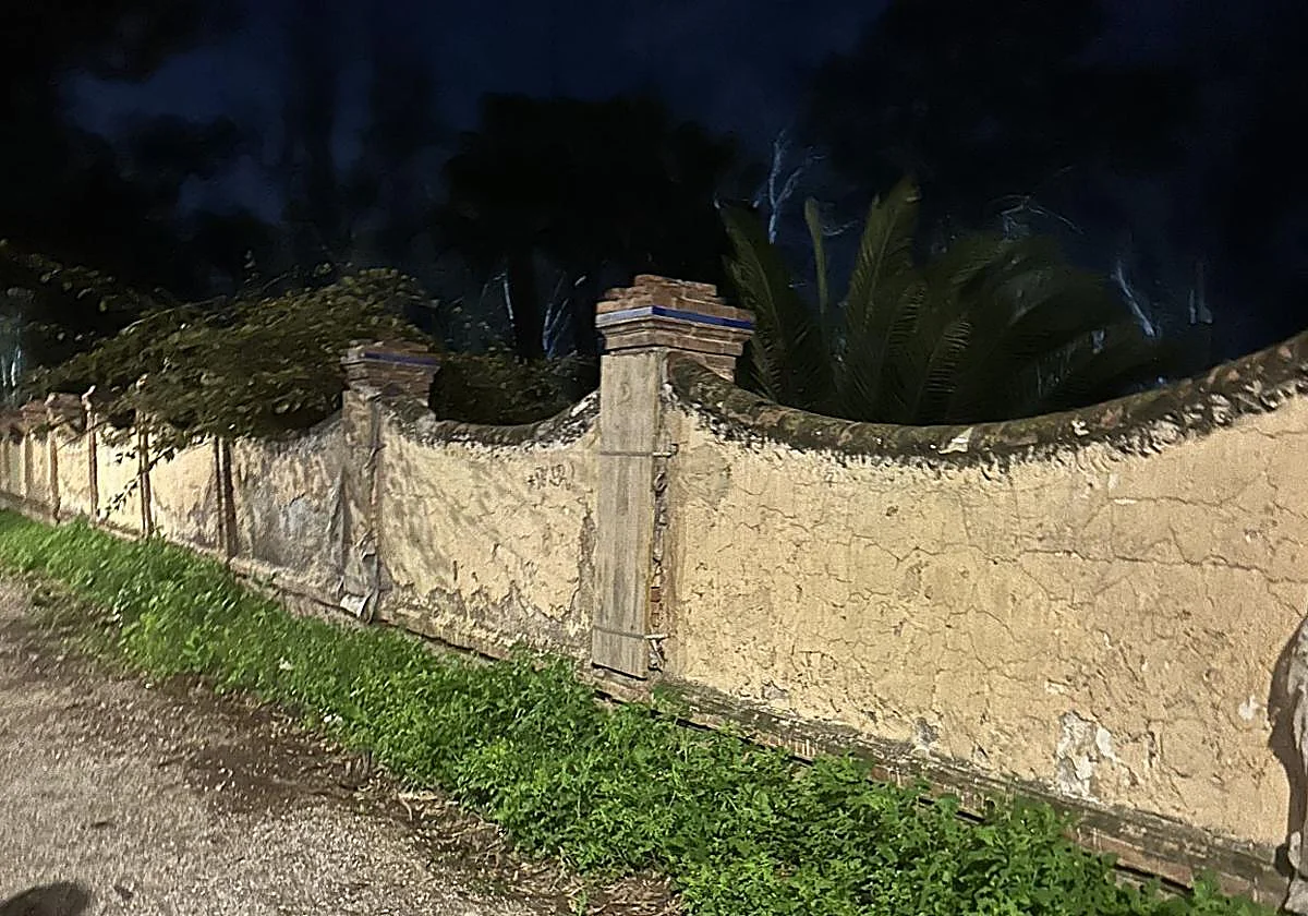 El muro de El Balneario está vencido hacia atrás