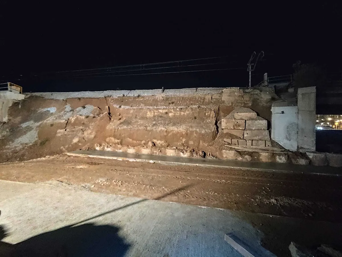 Nueva incidencia en la red ferroviaria catalana: se desprende parte de un terraplén en Sant Feliu