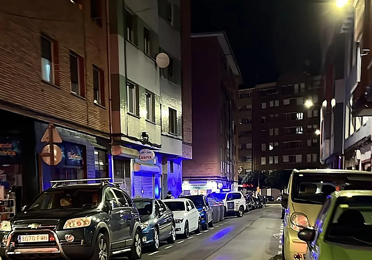 Hallan a una mujer desnuda y alterada a la puerta de una floristería inspeccionada por drogas en Gijón