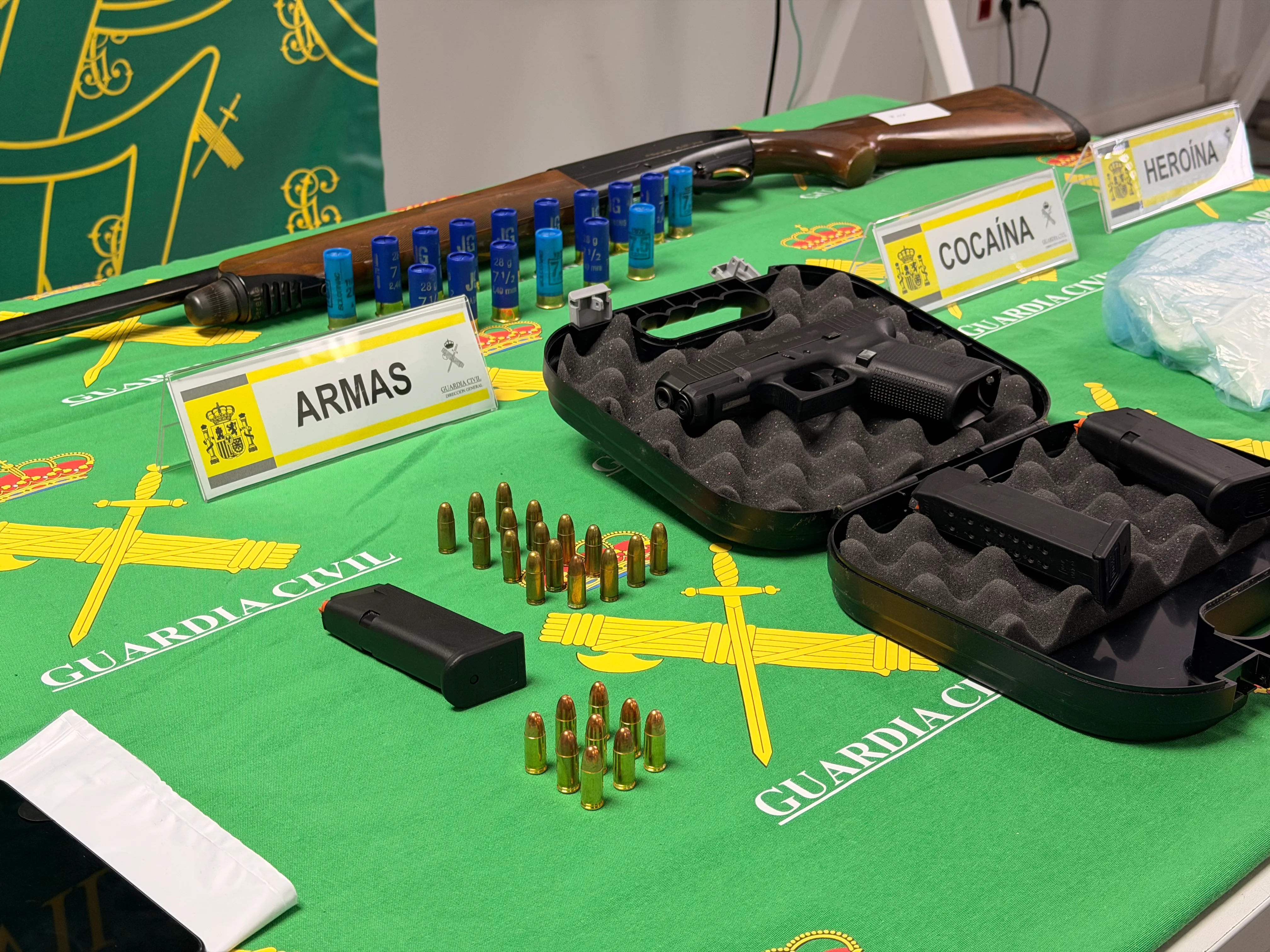 Detienen a 21 personas de una red de tráfico ilegal en Madrid con armas, munición, droga y 32.000 euros en efectivo