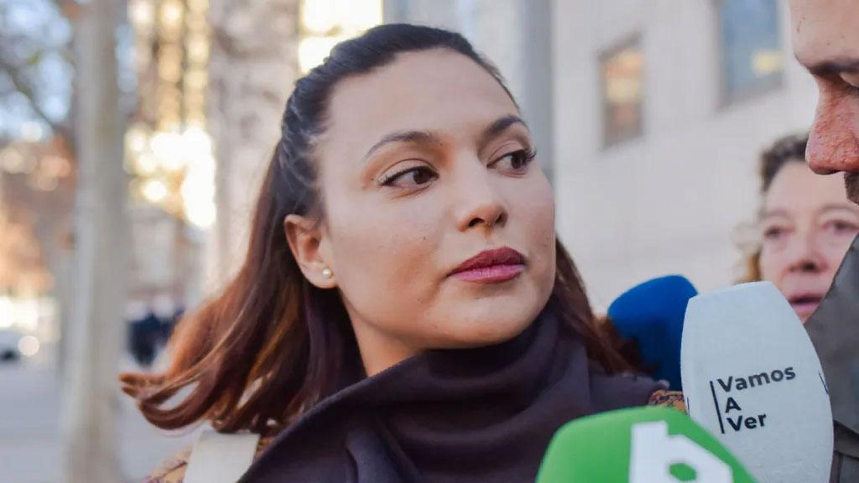 El juez exige a Mouliaá que su abogado firme su retirada del 'caso Errejón' y cita al expolítico para darle el auto de juicio oral