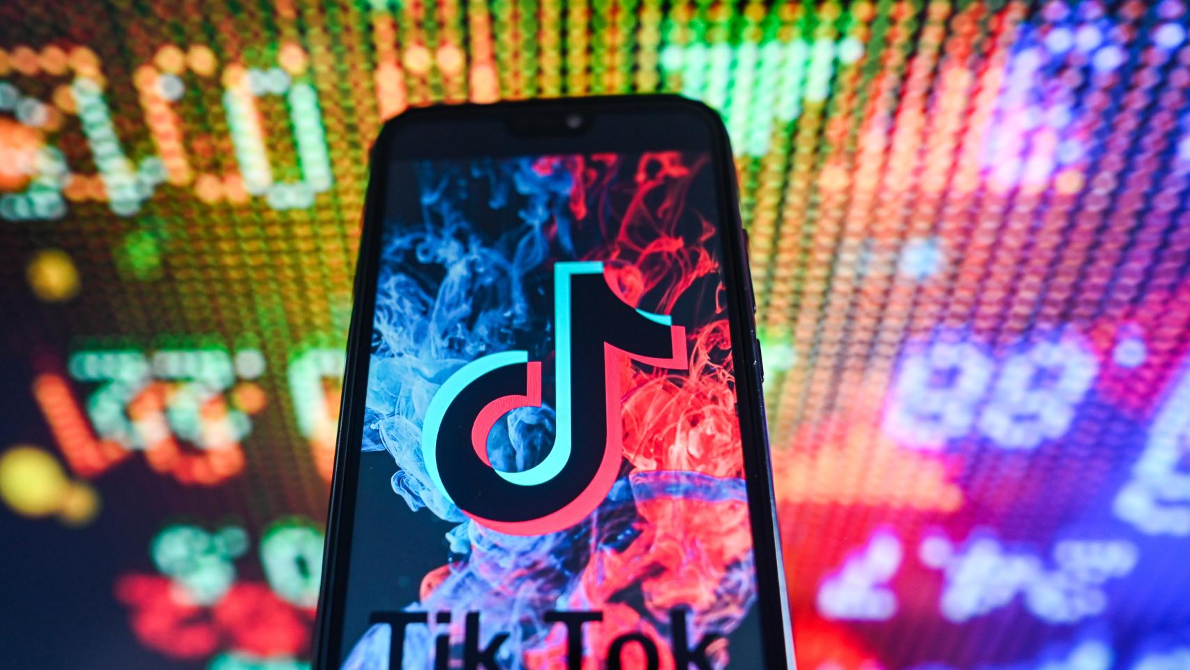 Bruselas exige a TikTok cambios para acabar con su diseño "adictivo" y avisa de que se enfrenta a sanciones
