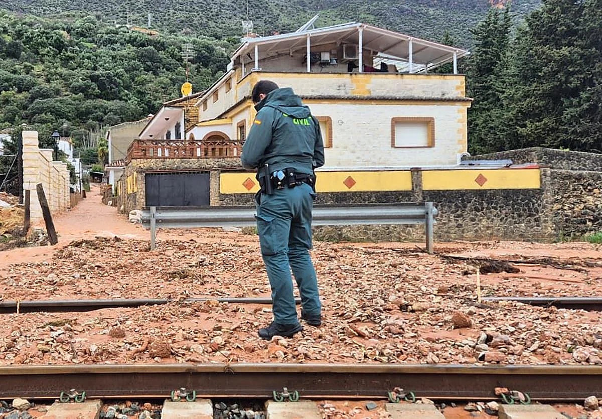 Desalojadas varias viviendas en Cuevas del Becerro por peligro de derrumbe