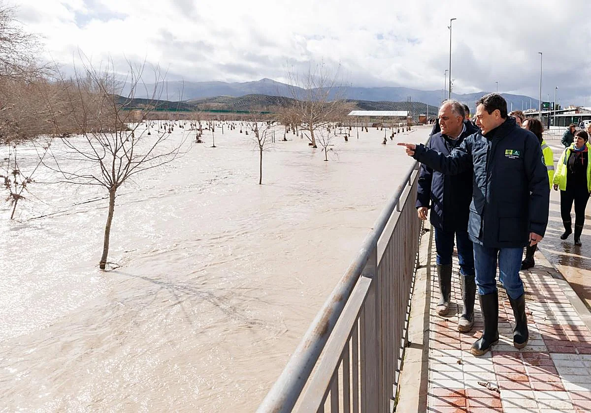Juanma Moreno no descarta ampliar el perímetro de desalojo en Grazalema