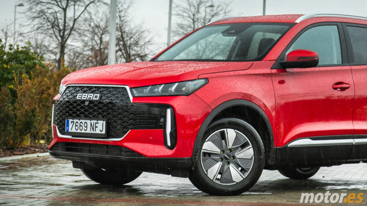 4.000 € más barato que el Yaris Cross y con mejor maletero, este SUV híbrido de EBRO es un chollo que también alarma a MG