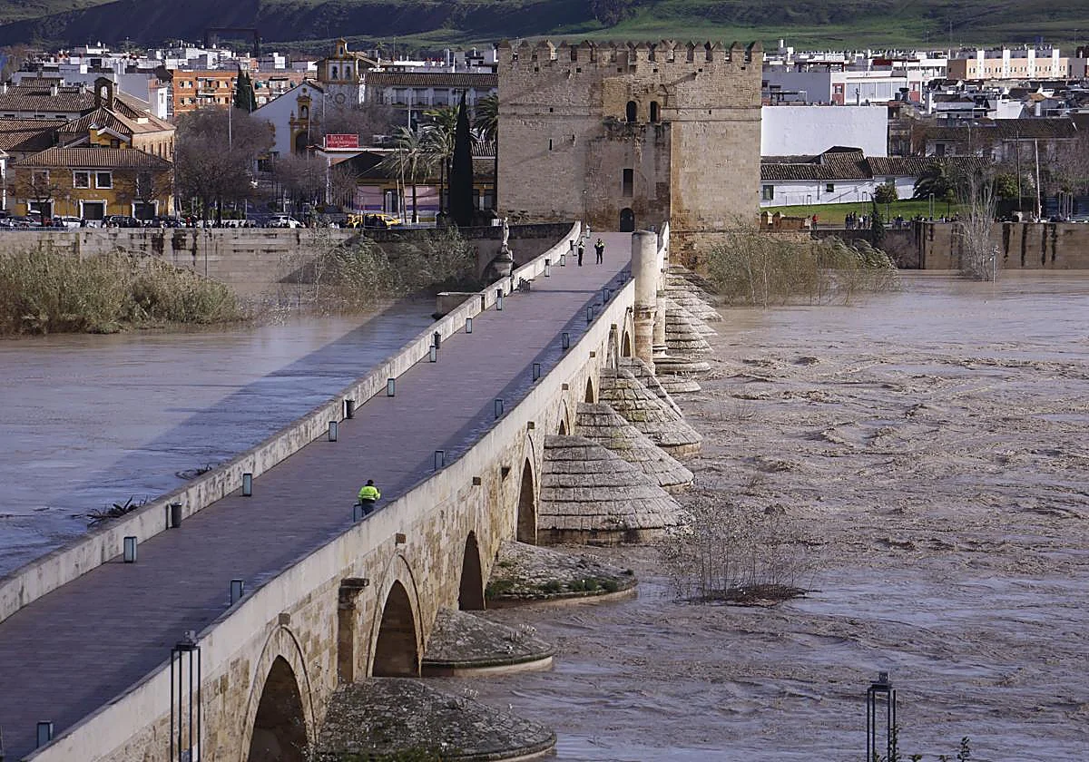 Cierran el Puente Romano de Córdoba al paso de peatones por la crecida del Guadalquivir
