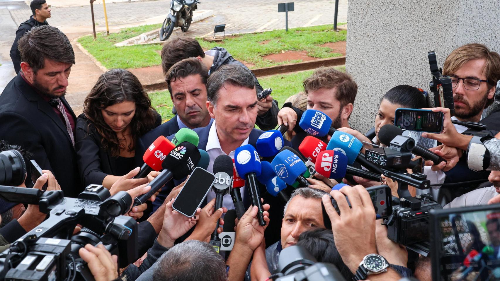 El senador Flávio Bolsonaro, el hijo mayor del exmandatario encarcelado, será candidato a la presidencia de Brasil en 2026