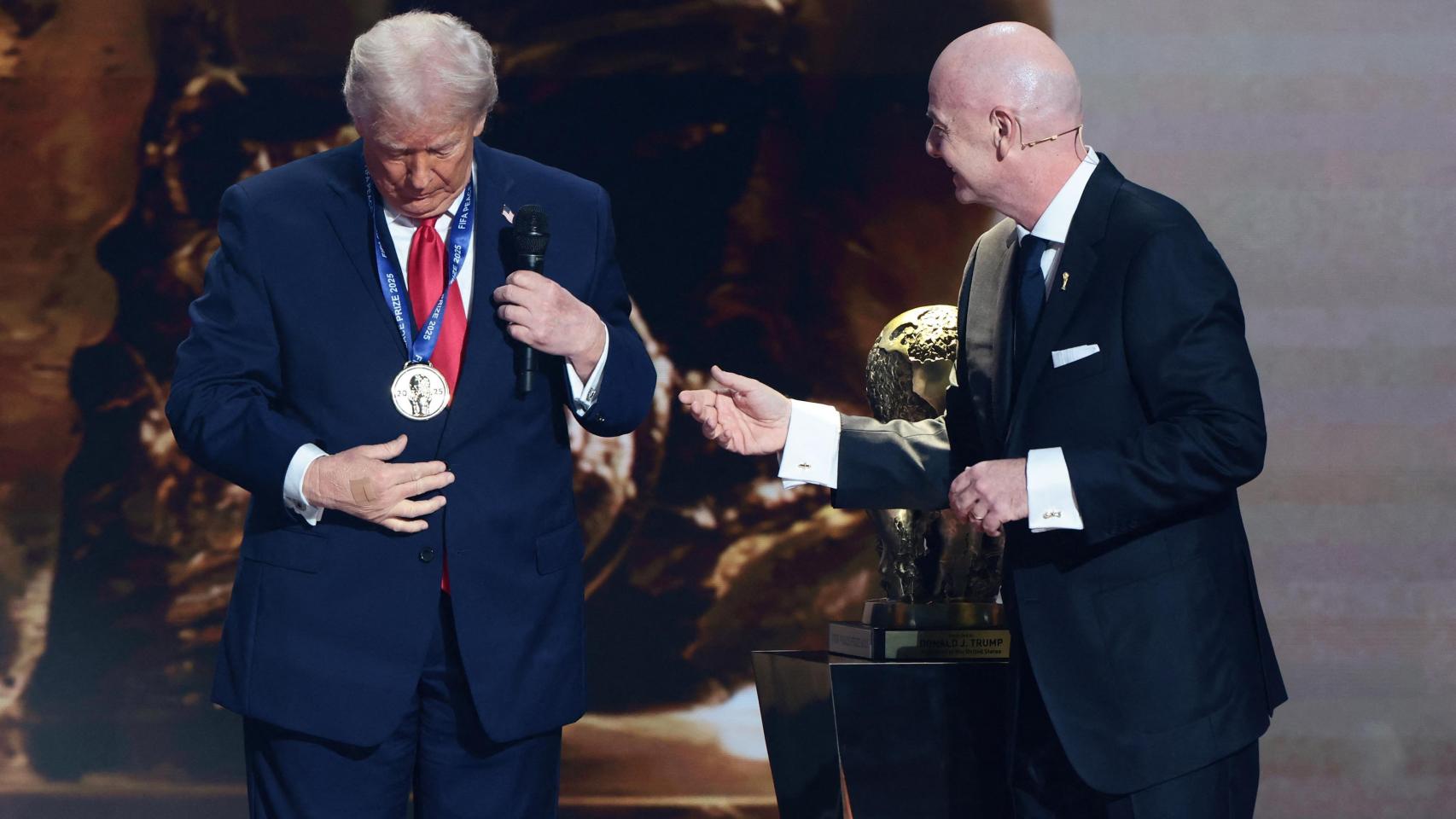 Trump recibe por fin su primer premio de la paz: la FIFA le entrega un galardón de reciente creación tras perder el Nobel