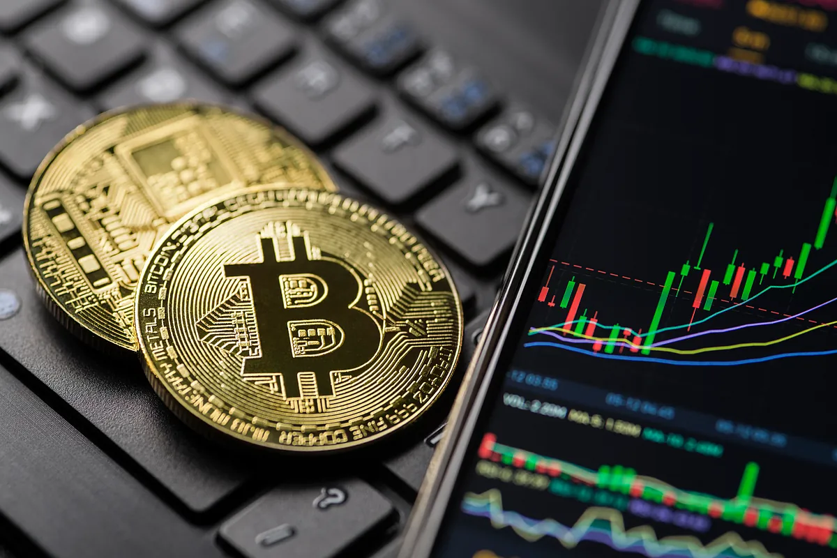 El bitcoin rebota un 10% y recupera los 70.000 dólares