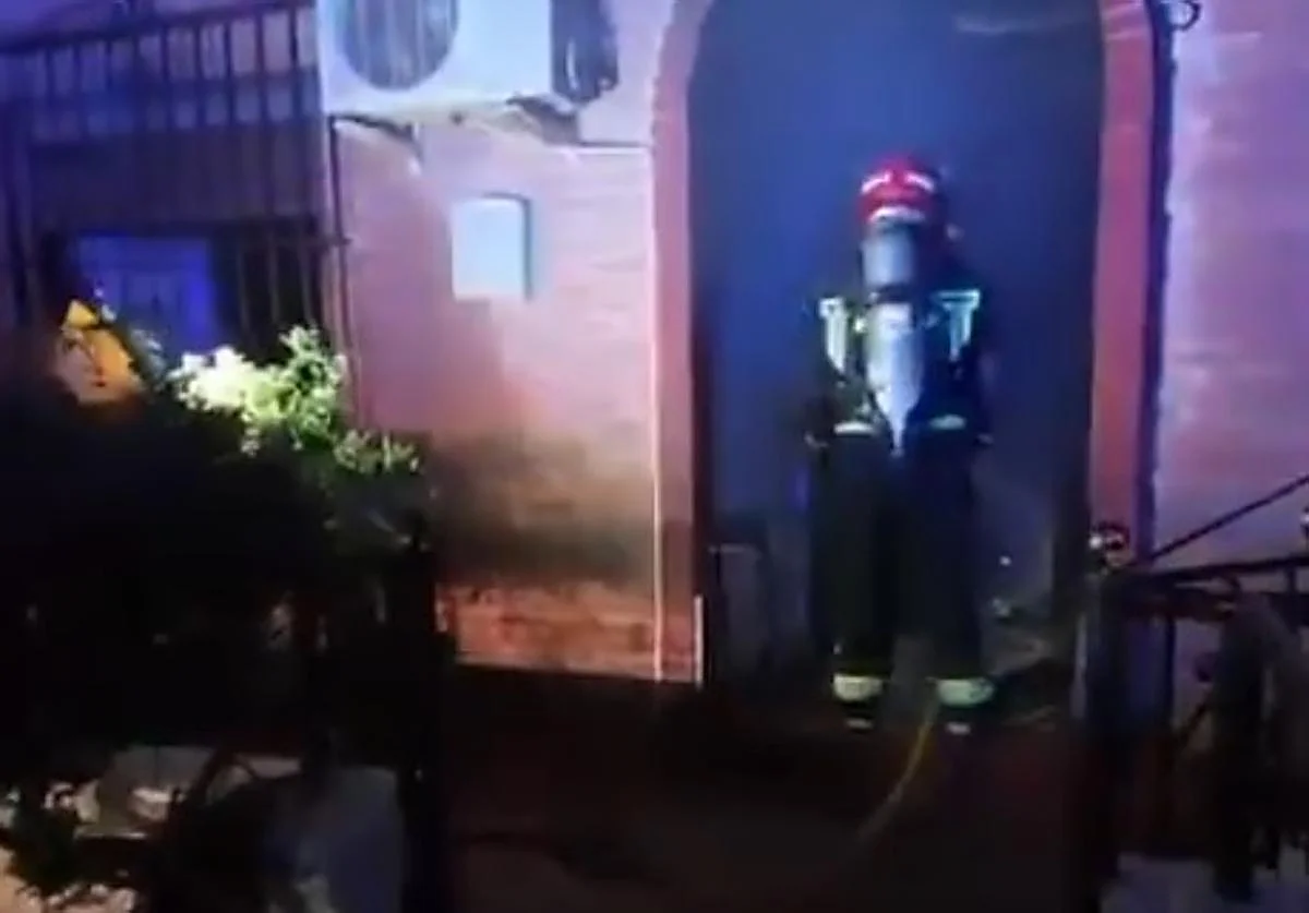 Dos heridos en el incendio de una vivienda en Cuevas del Becerro al que tuvo que acudir la UME