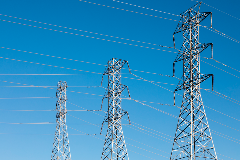 Hay más de 900 comercializadoras intentando venderte la luz de casa. Y ahora España ha iniciado la gran purga