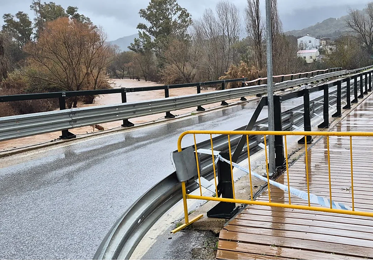 Carreteras cortadas, fallos en el suministro de luz y un temblor tras otra noche de borrasca en Málaga
