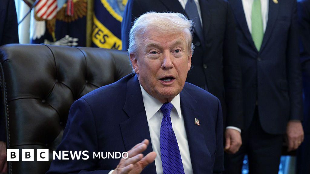 Trump comparte y luego elimina un video que representa a Barack y Michelle Obama como simios