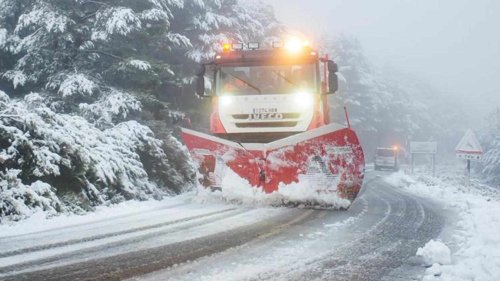 Muere el conductor de una quitanieves tras salirse de la carretera y caer por una ladera de unos 20 metros en Ávila