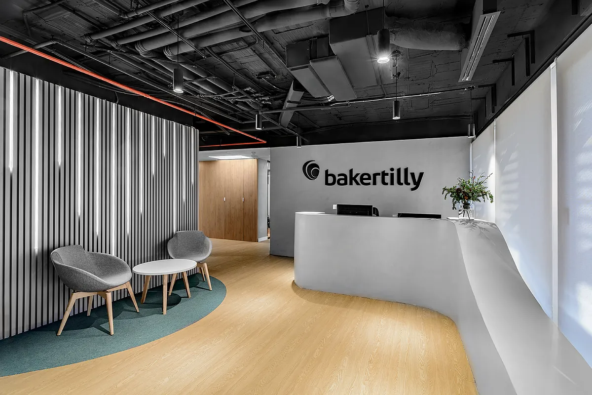 Baker Tilly explora compras para facturar 100 millones