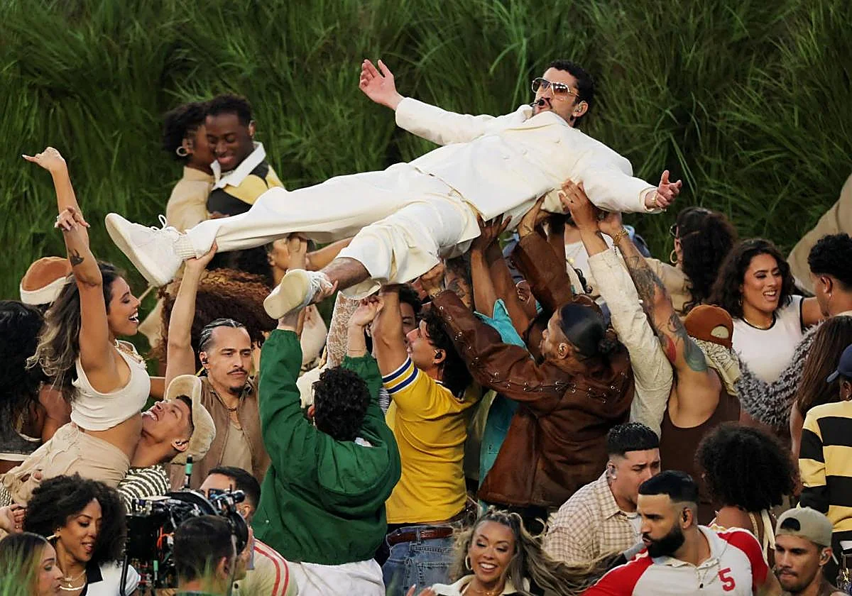 Bad Bunny fascina en la Super Bowl y reivindica lo latino «desde el amor y no el odio» de Trump