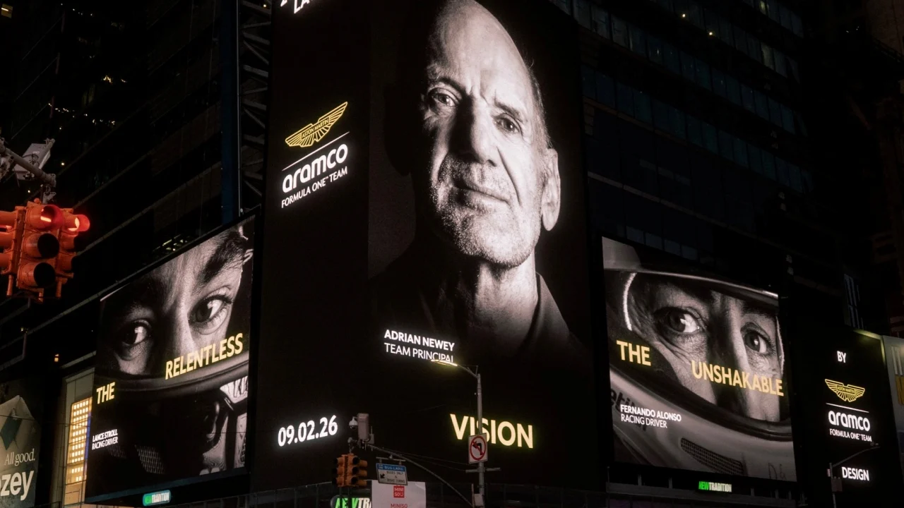 Aston Martin presenta el AMR26 en directo: así puedes ver el coche con el que Alonso va a por la 33