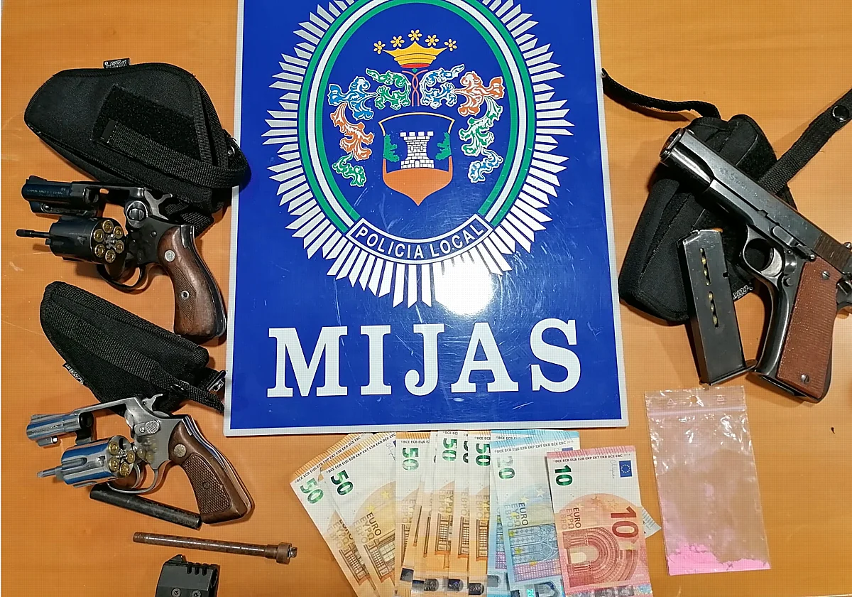 La Policía Local de Mijas detiene a un individuo con varias armas de fuego cargadas