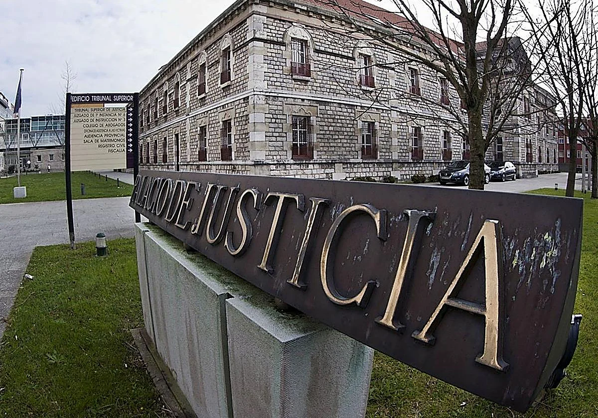 Diez años de cárcel para dos hombres que violaron durante meses a un menor de 14 años en Cantabria