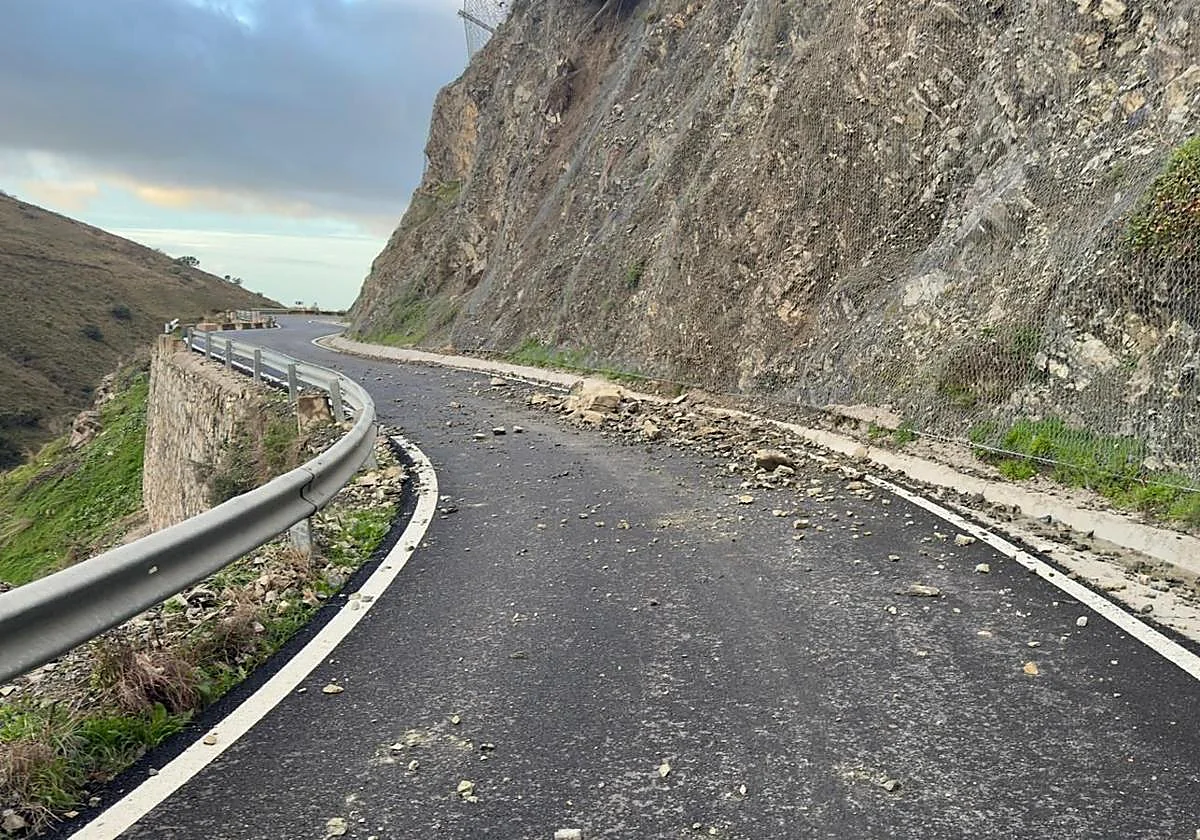 Mallas de contención colmatadas por desprendimientos obligan a cortar la carretera entre Canillas y Sedella