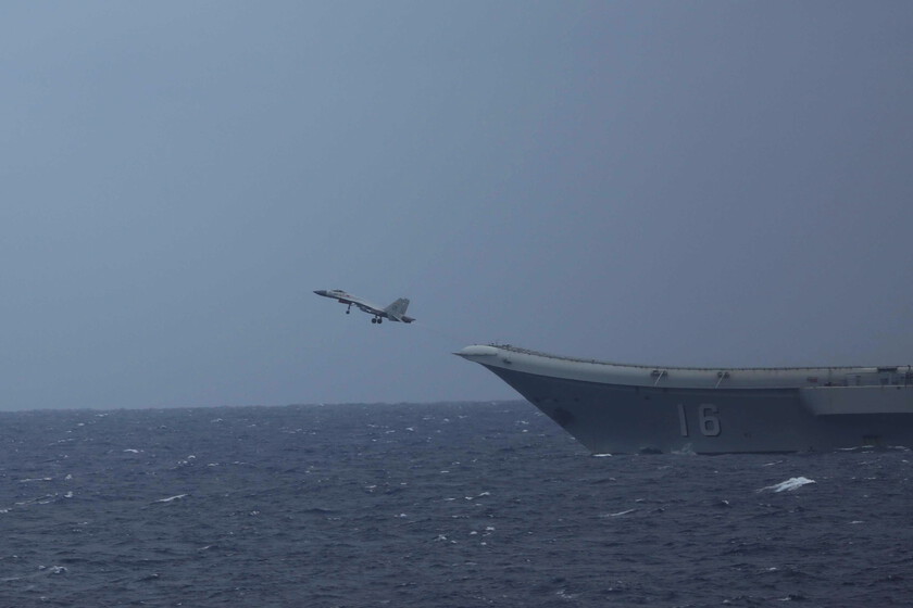 China acaba de cruzar una línea roja en Taiwán. Ya no son drones, son sus cazas disparando "pegados" a los F-16 taiwaneses