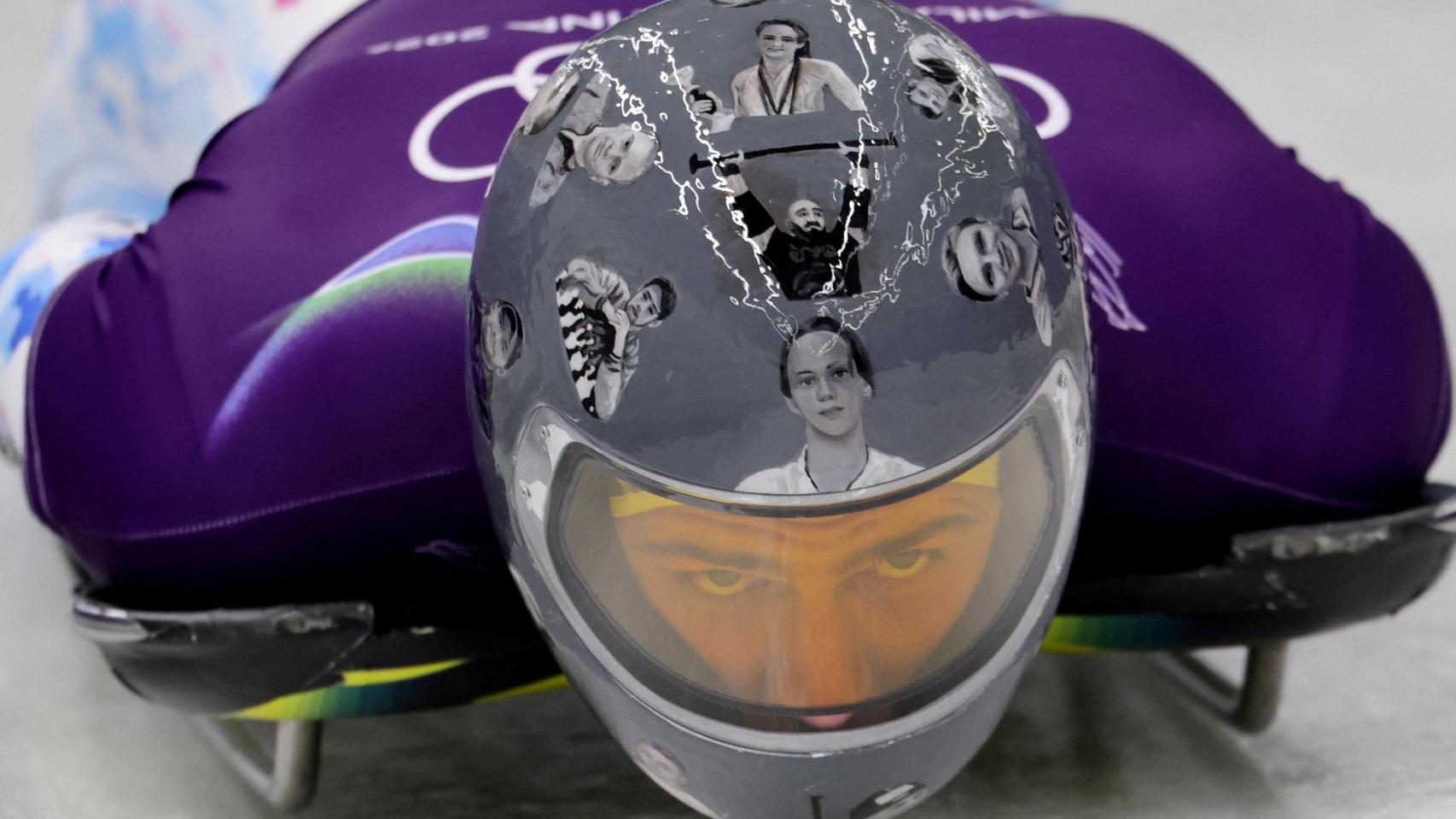 El COI veta al abanderado de Ucrania en los JJOO de Invierno un casco que mostraba a los atletas muertos en la guerra