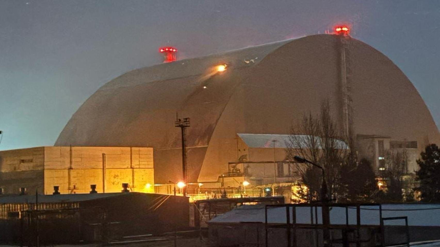 La OIEA confirma que la cúpula protectora del reactor de Chernóbil ya no bloquea toda la radiación: fue atacada por Rusia