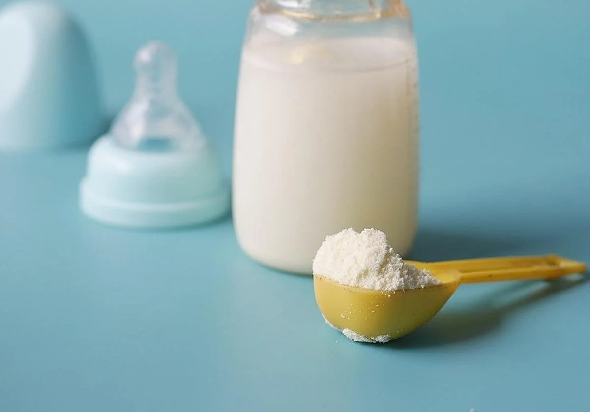 Alerta por una toxina que ha motivado el ingreso de cinco bebés en España: estas son todas las leches en polvo afectadas
