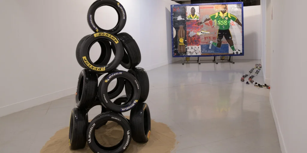 Los dioses con logotipo de Roro Berjano en el MEIAC