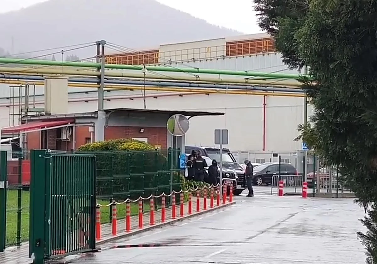 La Policía Nacional se persona en la planta de Sidenor en Basauri por la venta de acero a Israel