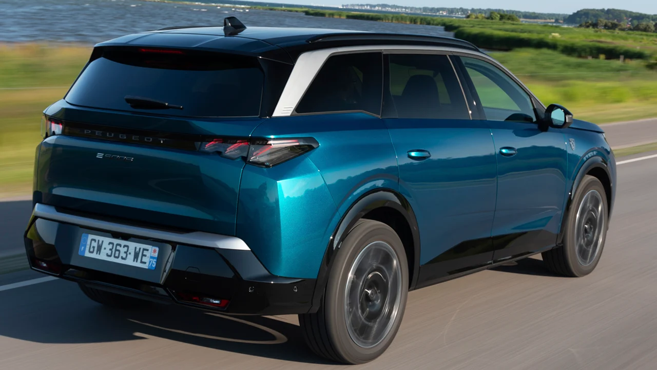 Peugeot amplía la gama 5008 con un PHEV de 7 plazas, 800 km de autonomía y desde menos de 47.000 euros