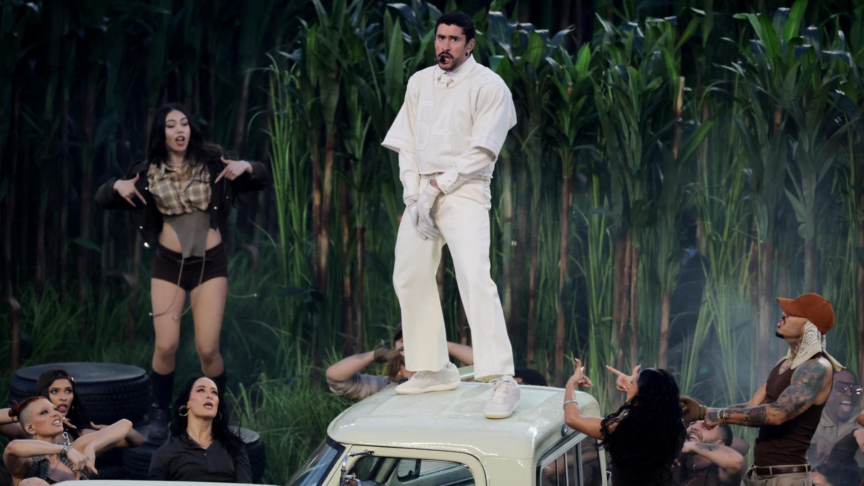 Congresistas republicanos piden "multar" y "encerrar" a Bad Bunny por su "depravada" actuación en la Super Bowl