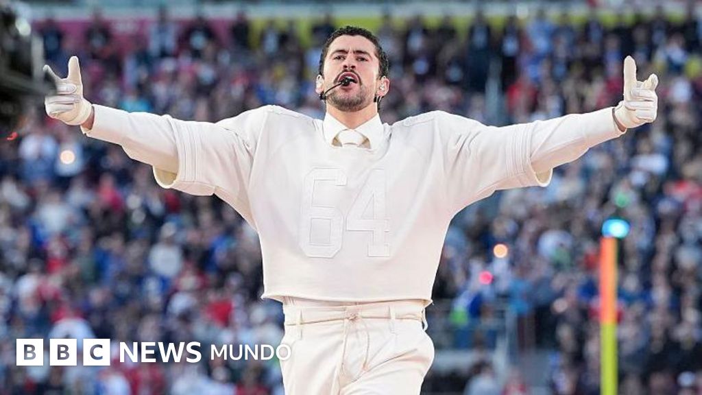 6 potentes mensajes de Bad Bunny durante su actuación en el Super Bowl