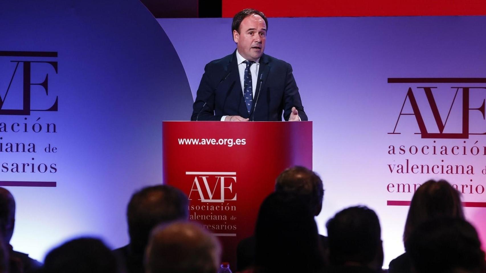 Llorca anuncia ante los empresarios la supresión del impuesto de sucesiones para las compañías familiares