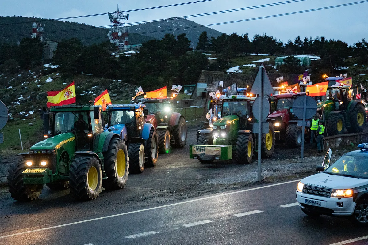 Complicaciones en carreteras secundarias de acceso a Madrid y cortes de tráfico en el centro por una tractorada