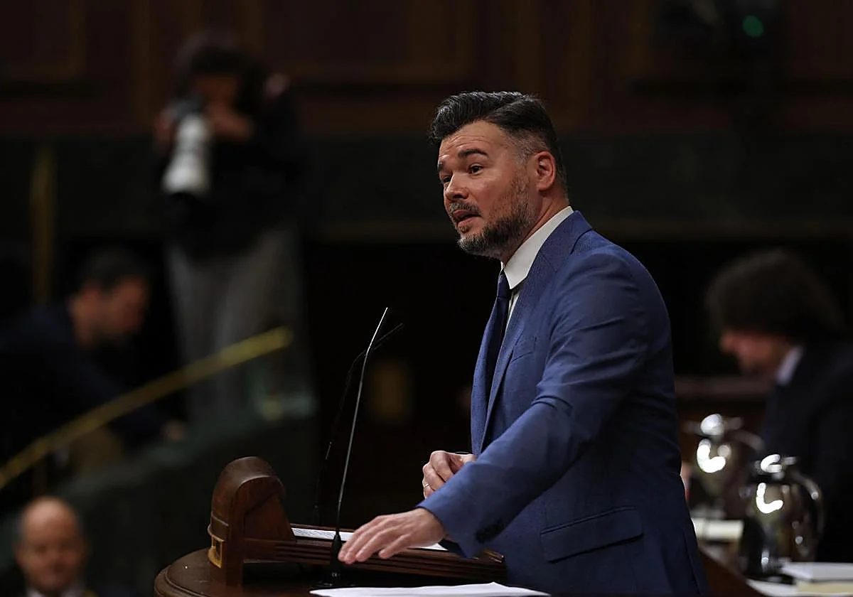 Rufián defiende a Puente: «A las tres horas estaba compareciendo, Mazón estaba en la tercera copa»