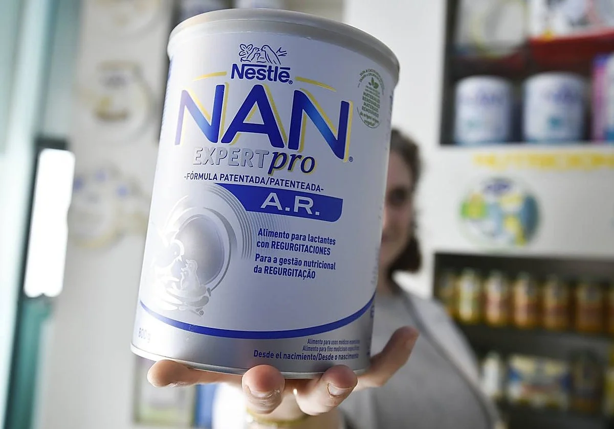 La preocupación de los padres ante la leche contaminada: «Compré de los lotes afectados, pero por fortuna no ha pasado nada»