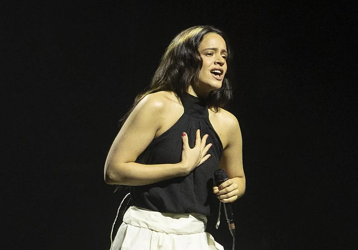 Denuncian a Rosalía por fumar en un pódcast