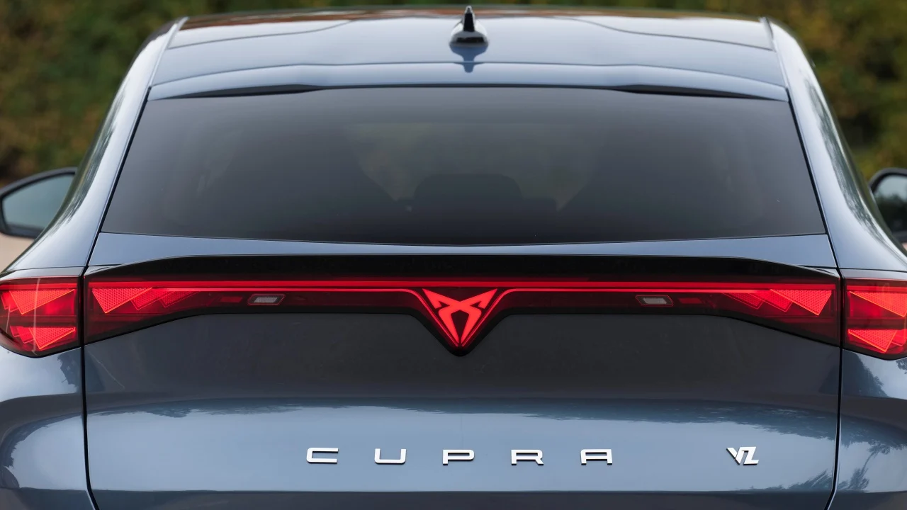 Volkswagen se marca un “CUPRA libre” con el Tavascan: precio mínimo pactado y aranceles fuera