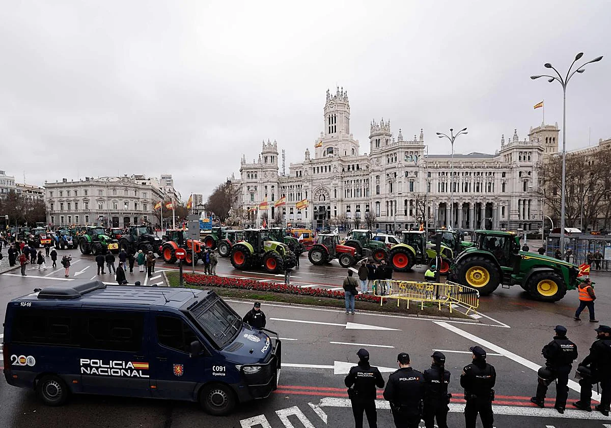 Unos 8.000 agricultores y ganaderos toman con tractores las calles de Madrid en protesta por la PAC y Mercosur